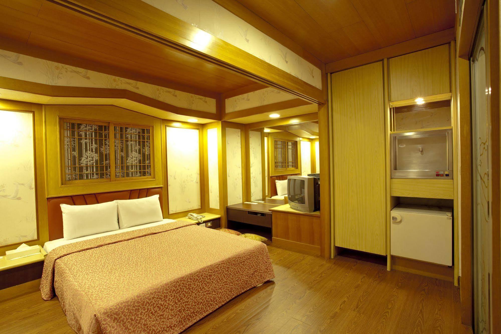 Huahou Hotel Kaohsiung Esterno foto