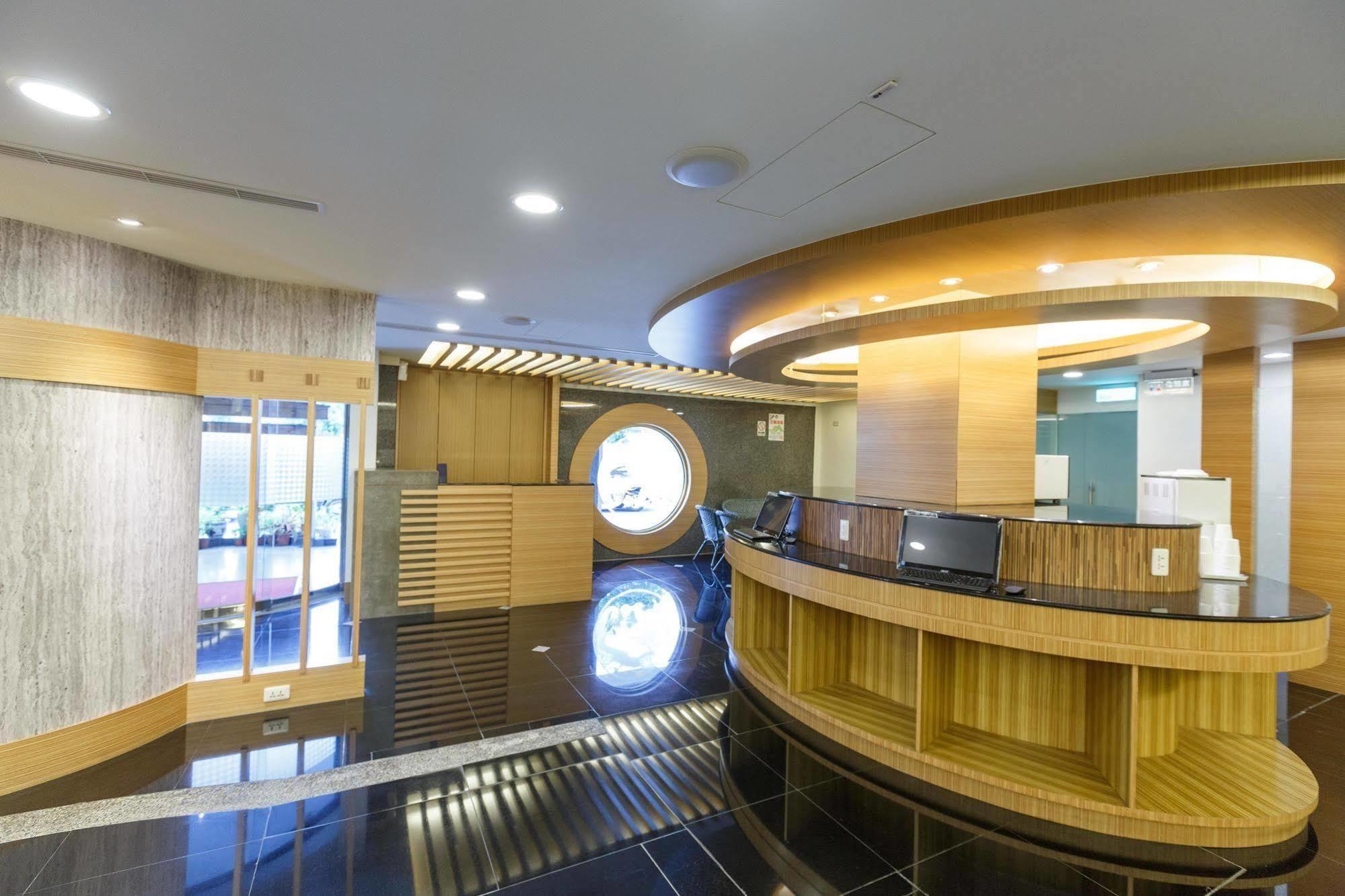 Huahou Hotel Kaohsiung Esterno foto